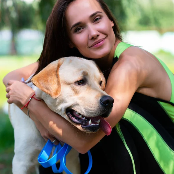 Vrolijke Mooie Jonge Vrouw Zitten Knuffelen Haar Hond Aan Oever — Stockfoto