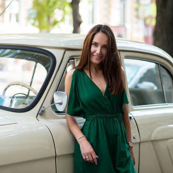 Módní Model Zelené Celkově Pózuje Venku Vedle Sovětské Vintage Auto — Stock fotografie
