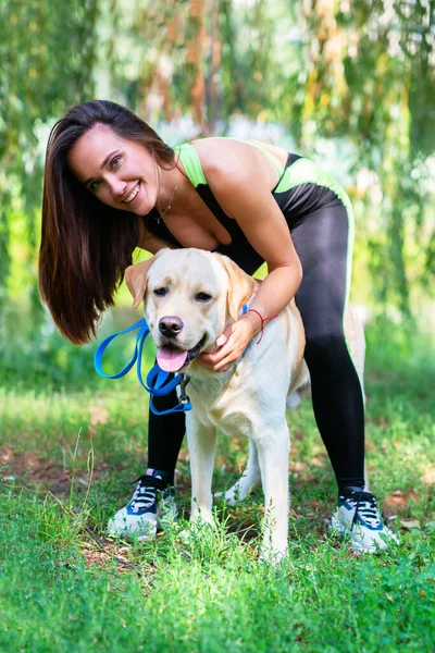 Alegre Hermosa Joven Sentada Abrazando Perro Orilla Del Río Parque — Foto de Stock