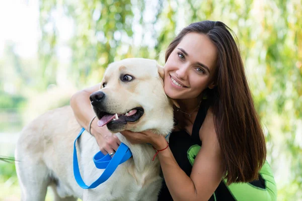 Vrolijke Mooie Jonge Vrouw Zitten Knuffelen Haar Hond Aan Oever — Stockfoto