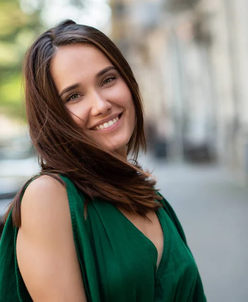 Modelo Moda Con Verde General Posando Aire Libre Joven Hermosa — Foto de Stock