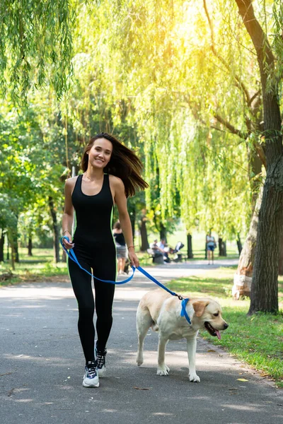 Preciosa Mujer Joven Caminando Corriendo Con Perro Parque Verano Ocio — Foto de Stock