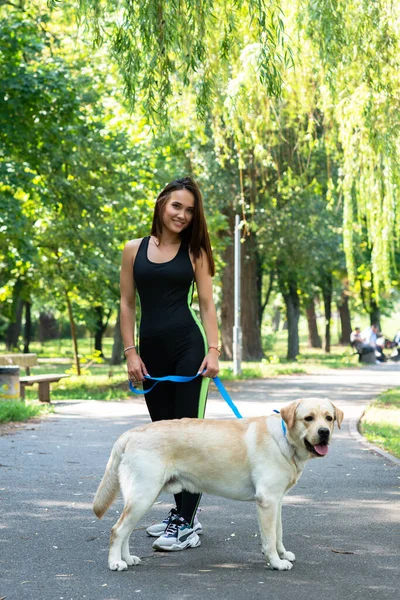 Fröhliche Hübsche Junge Frau Die Mit Ihrem Hund Sommerpark Spazieren — Stockfoto