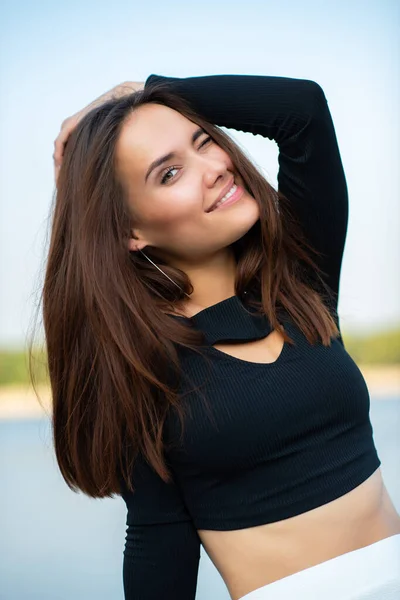 Encantadora Chica Morena Sonriente Guiña Aire Libre Mujer Joven Retrato —  Fotos de Stock