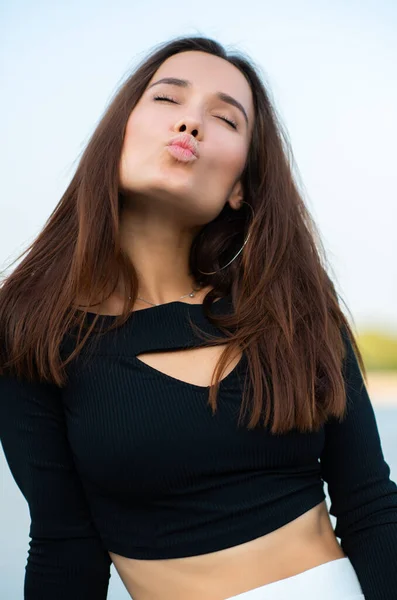Çekici Gülümseyen Esmer Kız Dışarıda Rüzgar Öpücüğü Veriyor Genç Kadın — Stok fotoğraf