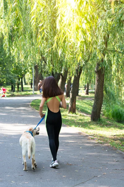 Preciosa Mujer Joven Caminando Corriendo Con Perro Parque Verano Ocio — Foto de Stock