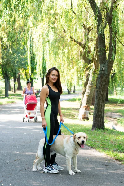 Vrolijke Mooie Jonge Vrouw Loopt Rent Met Haar Hond Het — Stockfoto