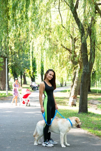 Vrolijke Mooie Jonge Vrouw Loopt Rent Met Haar Hond Het — Stockfoto