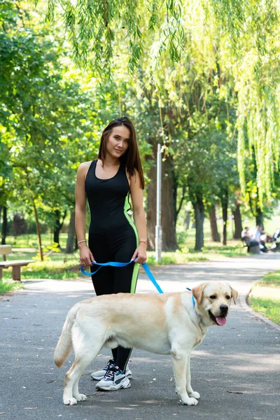 Vrolijke Mooie Jonge Vrouw Loopt Rent Met Haar Hond Het — Stockfoto