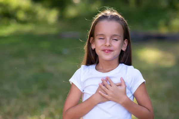 Niña Mirando Cielo Con Las Manos Pecho Naturaleza Verano Aire —  Fotos de Stock