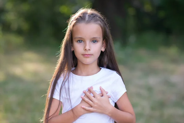 Kislány Felnéz Égre Kezével Mellkasán Nyári Természet Szabadban Boldog Mosolygós — Stock Fotó