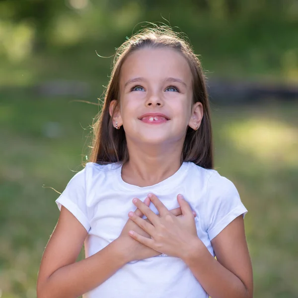 Niña Mirando Cielo Con Las Manos Pecho Naturaleza Verano Aire —  Fotos de Stock