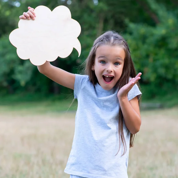 Vrij Verbaasd Denkend Klein Meisje Poseren Zomer Natuur Buiten Met — Stockfoto