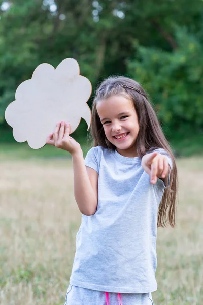 Muy Feliz Sonriente Pensamiento Niña Que Apunta Con Dedo Cámara —  Fotos de Stock