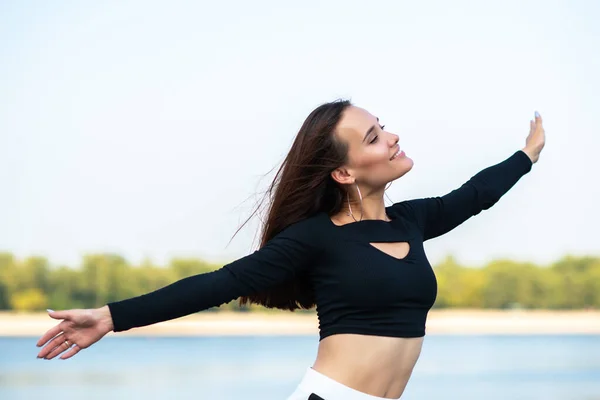 Charmante Brünette Mädchen Lächeln Und Genießen Das Leben Freien Junge — Stockfoto