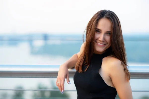 Modelo Moda Con Vestido Elegante Negro Posando Aire Libre Orilla — Foto de Stock