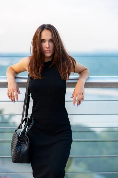 Модная Модель Черном Элегантном Платье Позирует Открытом Воздухе Берегу Днепра — стоковое фото