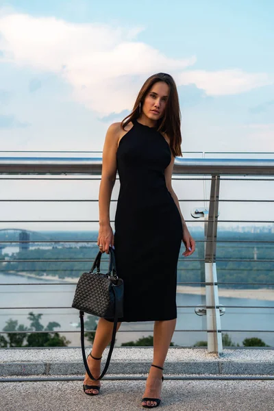 Modelo Moda Vestindo Vestido Elegante Preto Posando Livre Margem Rio — Fotografia de Stock