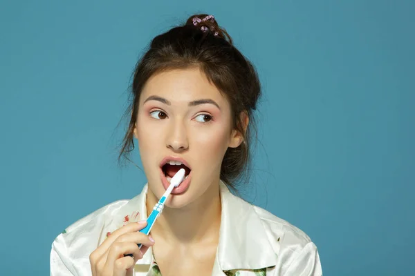 Mutlu Komik Genç Kız Dişlerini Fırçalıyor Sağlıklı Konsept Sabah Teması — Stok fotoğraf