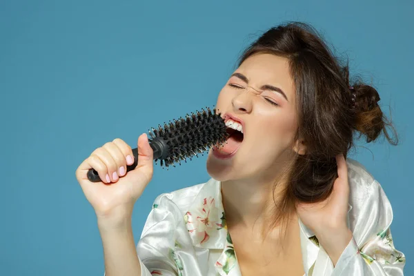 Cheerful Attractive Teen Girl Sing Song Holding Comb Microphone Morning — Stock Photo, Image