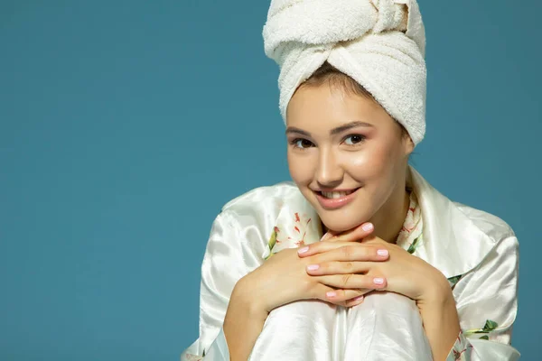 Mooie Jonge Vrouw Ochtendprocedures Charmant Meisje Met Een Handdoek Haar — Stockfoto