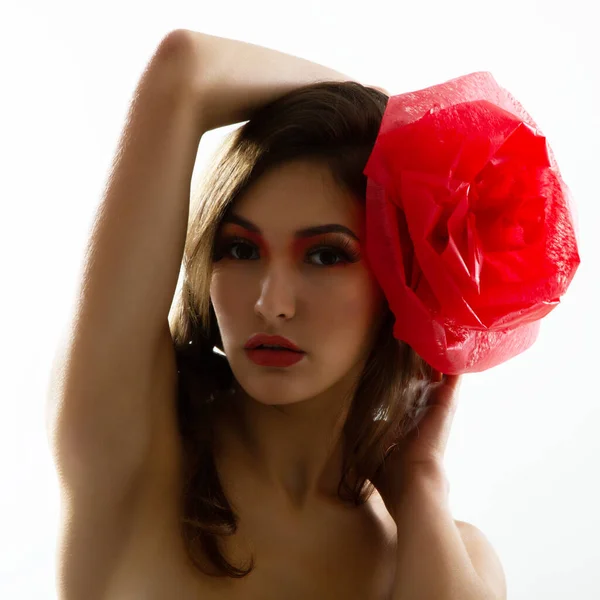 Saçında Kırmızı Çiçek Olan Beyaz Tenli Moda Düşkünü Bir Kızın — Stok fotoğraf