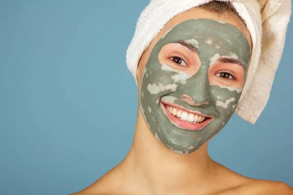 Vacker Glad Flicka Tillämpa Ansiktslera Mask Ung Kvinna Och Skönhetsbehandlingar — Stockfoto