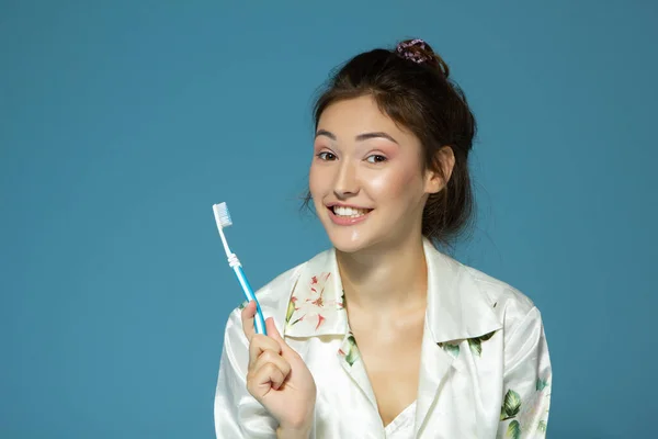 Szczęśliwa Zabawna Nastolatka Myje Zęby Zdrowa Koncepcja Poranny Motyw Niebieskim — Zdjęcie stockowe
