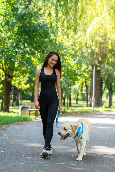 Vrolijke Mooie Jonge Vrouw Loopt Rent Met Haar Hond Het — Stockfoto