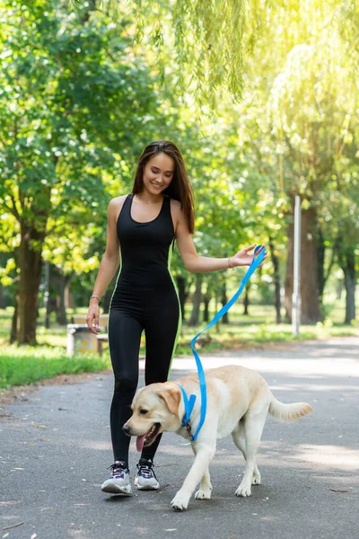 Preciosa Mujer Joven Caminando Corriendo Con Perro Parque Verano Ocio —  Fotos de Stock