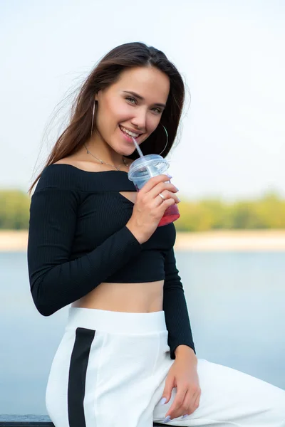 Encantadora Chica Morena Sonriendo Bebiendo Bebida Fría Aire Libre Verano — Foto de Stock