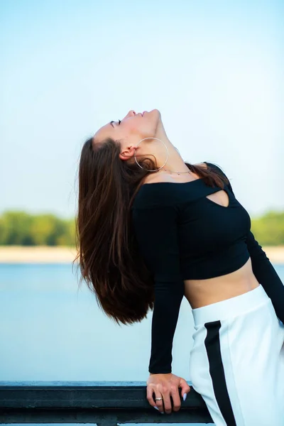 Encantador Sorridente Morena Menina Pisca Livre Jovem Retrato Verão Modelo — Fotografia de Stock