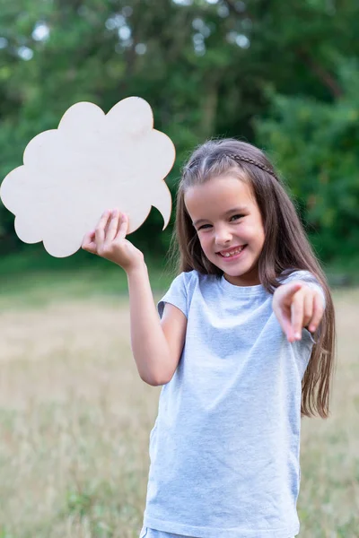 Muy Feliz Sonriente Pensamiento Niña Que Apunta Con Dedo Cámara —  Fotos de Stock