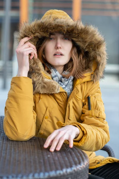 Jonge Blonde Blanke Vrouw Poseren Winter Buiten Mooi Meisje Stedelijk — Stockfoto