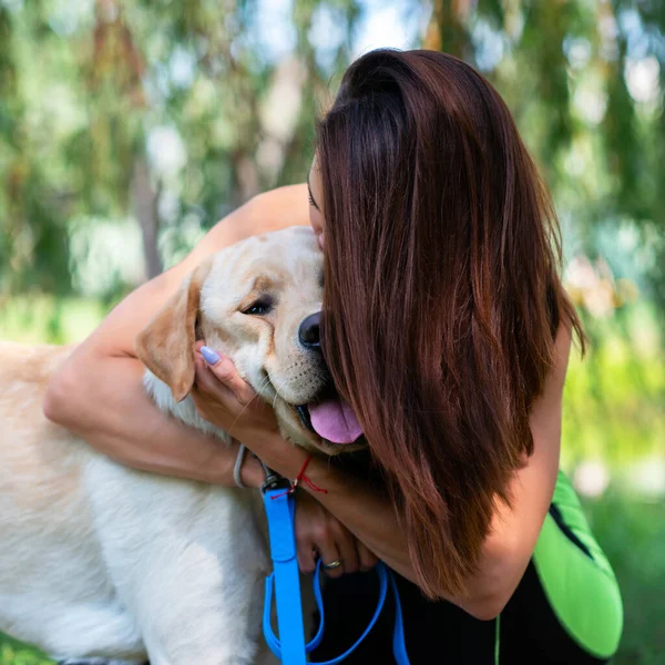 Vrolijke Mooie Jonge Vrouw Zitten Knuffelen Haar Hond Aan Oever — Stockfoto