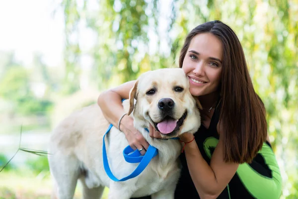 Vrolijke Mooie Jonge Vrouw Zitten Knuffelen Haar Hond Aan Oever — Stockfoto