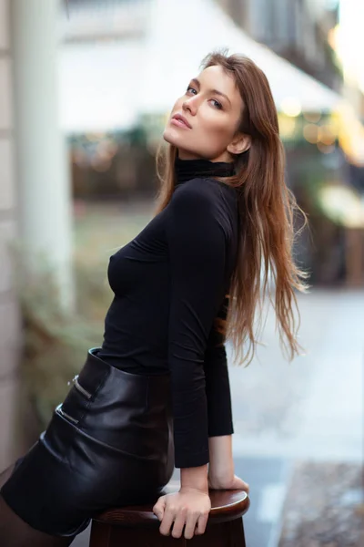 Jeune Femme Mode Caucasienne Vêtue Vêtements Noirs Boit Café Plein — Photo