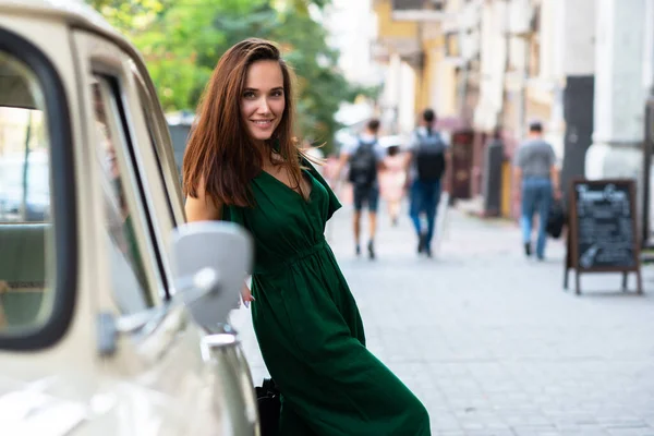 Módní Model Zelené Celkově Pózuje Venku Vedle Sovětské Vintage Auto — Stock fotografie