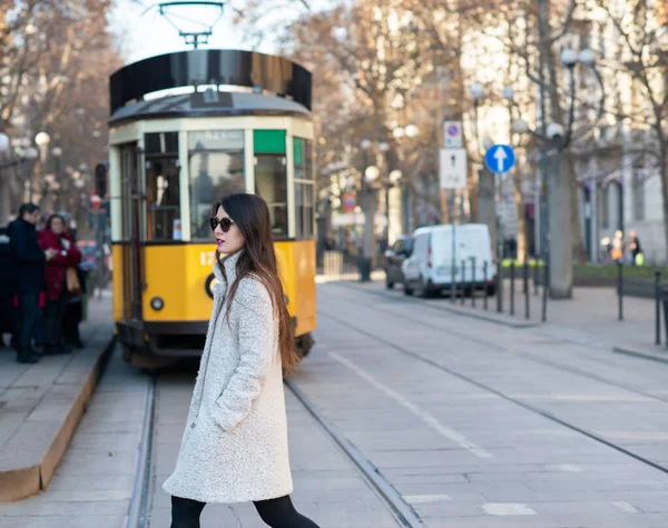 코트를 머리에 선글라스를 매력적 여성이 이탈리아 밀라노 거리의 야외에서 포즈를 — 스톡 사진