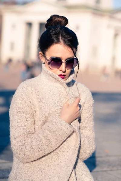 Aantrekkelijke Jonge Vrouw Grijze Jas Met Lang Donker Haar Zonnebril — Stockfoto