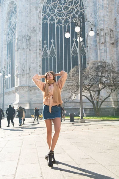 Mladá Atraktivní Žena Pózující Poblíž Milánské Katedrály Duomo Milano Itálie — Stock fotografie