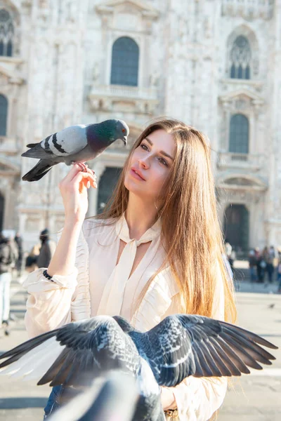 Ung Attraktiv Kvinna Poserar Med Duva Nära Milanos Katedral Duomo — Stockfoto