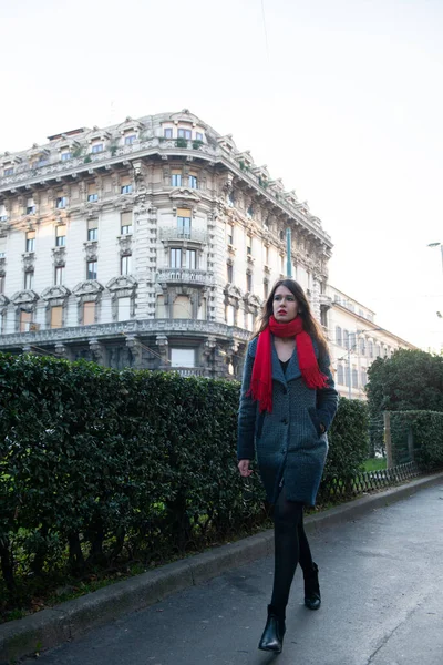 Talya Nın Milano Sokaklarında Uzun Siyah Saçlı Gri Paltolu Çekici — Stok fotoğraf