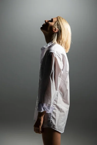 Modelo Moda Mujer Rubia Joven Posando Estudio Con Camisa Blanca — Foto de Stock