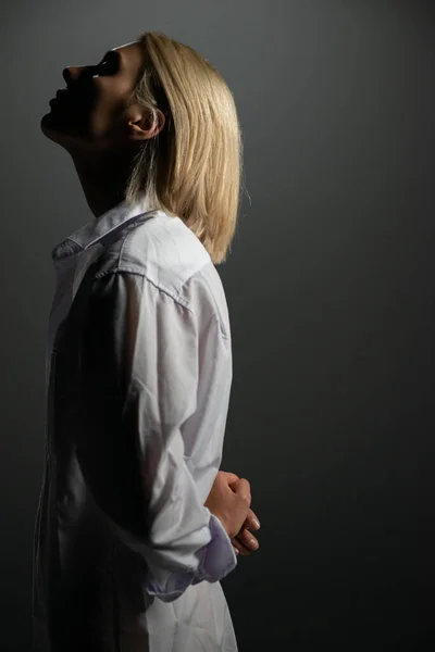 Módní Model Mladá Blondýnka Pózuje Studiu Bílé Košili Krásné Kavkazské — Stock fotografie