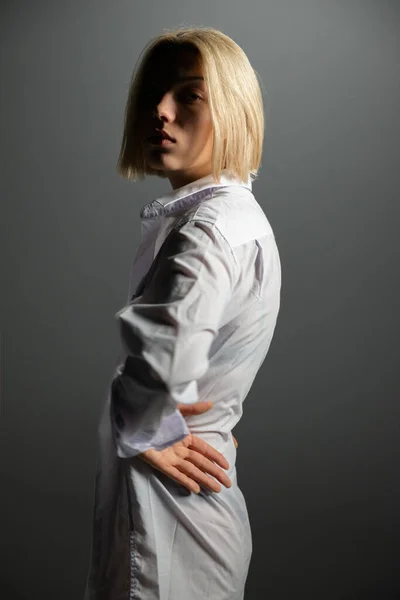 Modelo Moda Mujer Rubia Joven Posando Estudio Con Camisa Blanca — Foto de Stock