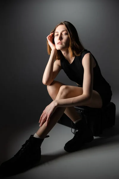 Modelka Młoda Kobieta Pozująca Studio Czarnych Dredach Butach Piękne Kaukaskie — Zdjęcie stockowe
