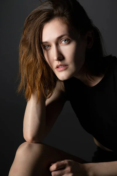 Modelka Portret Młodej Kobiety Pozującej Studio Czarnym Dresie Piękne Kaukaskie — Zdjęcie stockowe