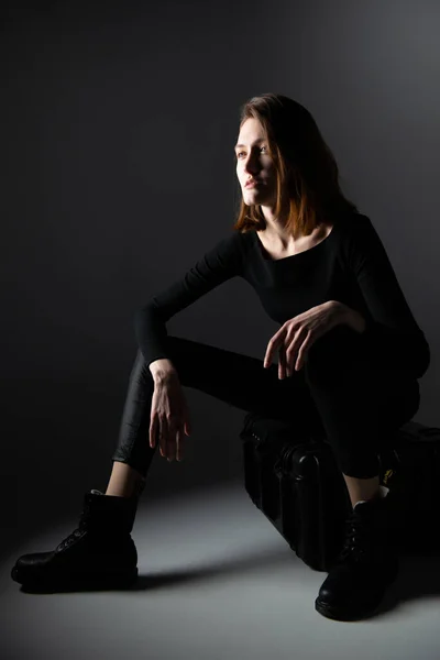 Modelka Młoda Kobieta Pozująca Studio Czarnych Butach Piękne Kaukaskie Dziewczyna — Zdjęcie stockowe