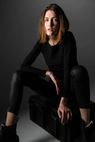 Moda Modeli Stüdyoda Siyah Çizmeli Poz Veren Genç Bir Kadın — Stok fotoğraf